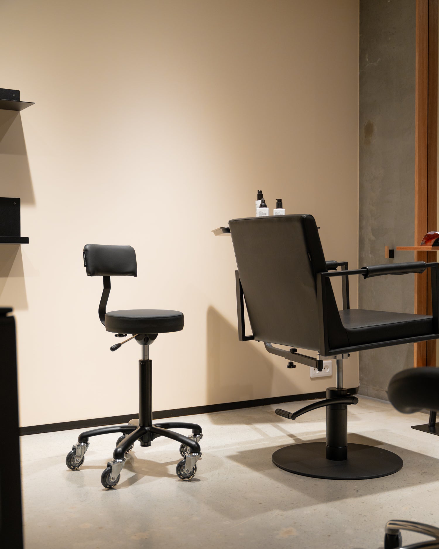 Rolio - black salon stool with backrest and roller wheels